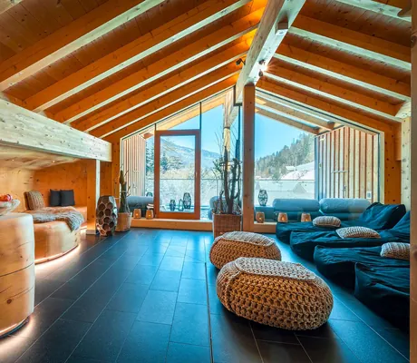 Ruhebereich im Sporthotel Mama Thresl mit großen Sitzsäcken und Holznischen