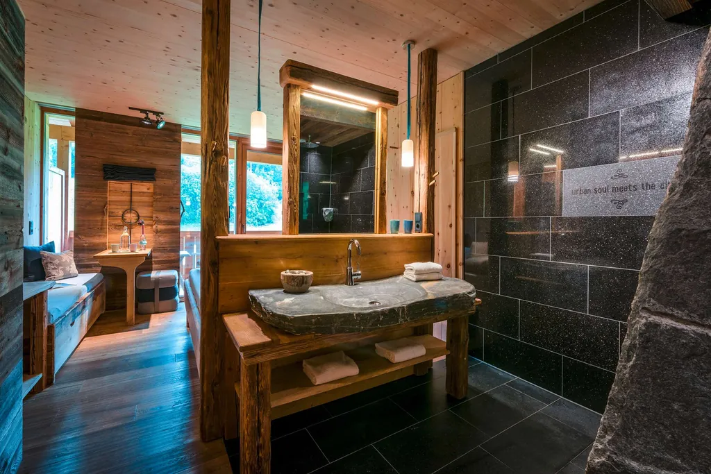 Hotelzimmer im Mama Thresl mit Bad im Vordergrund