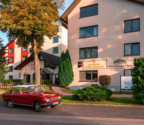 Ein roter Oldtimer steht vor dem Wellnesshotel Aktiv und Vital Hotel Thüringen