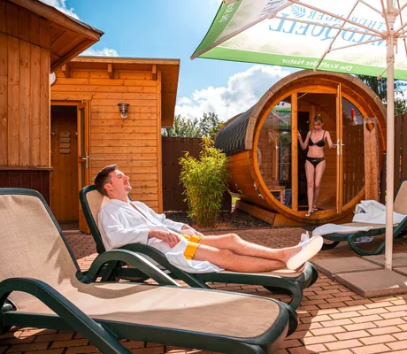 Eine Frau und ein Mann beim Enstpannen auf einer Liege und in der Sauna im Wellnesshotel Aktiv und Vital Hotel Thüringen
