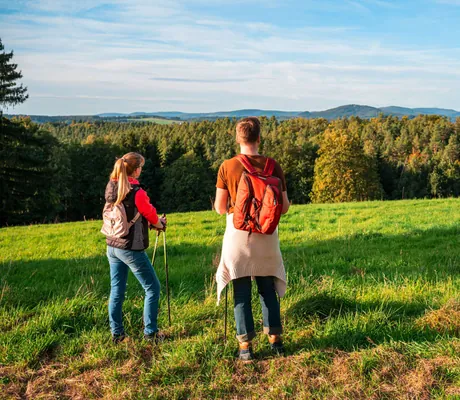 Eine Frau und ein Mann beim Wandern unweit des Sporthotel Aktiv und Vital Hotel Thüringen