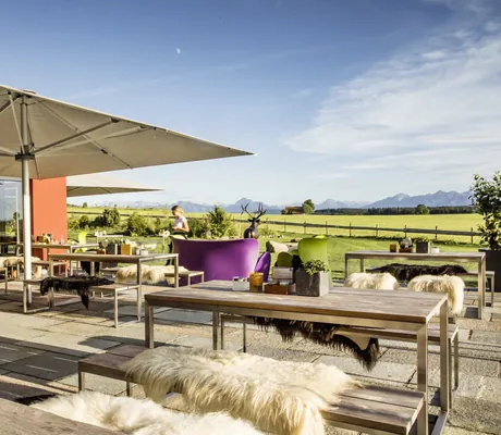 Terrasse mit geöffneten Sonnenschirmen und Panoramablick im Sommer