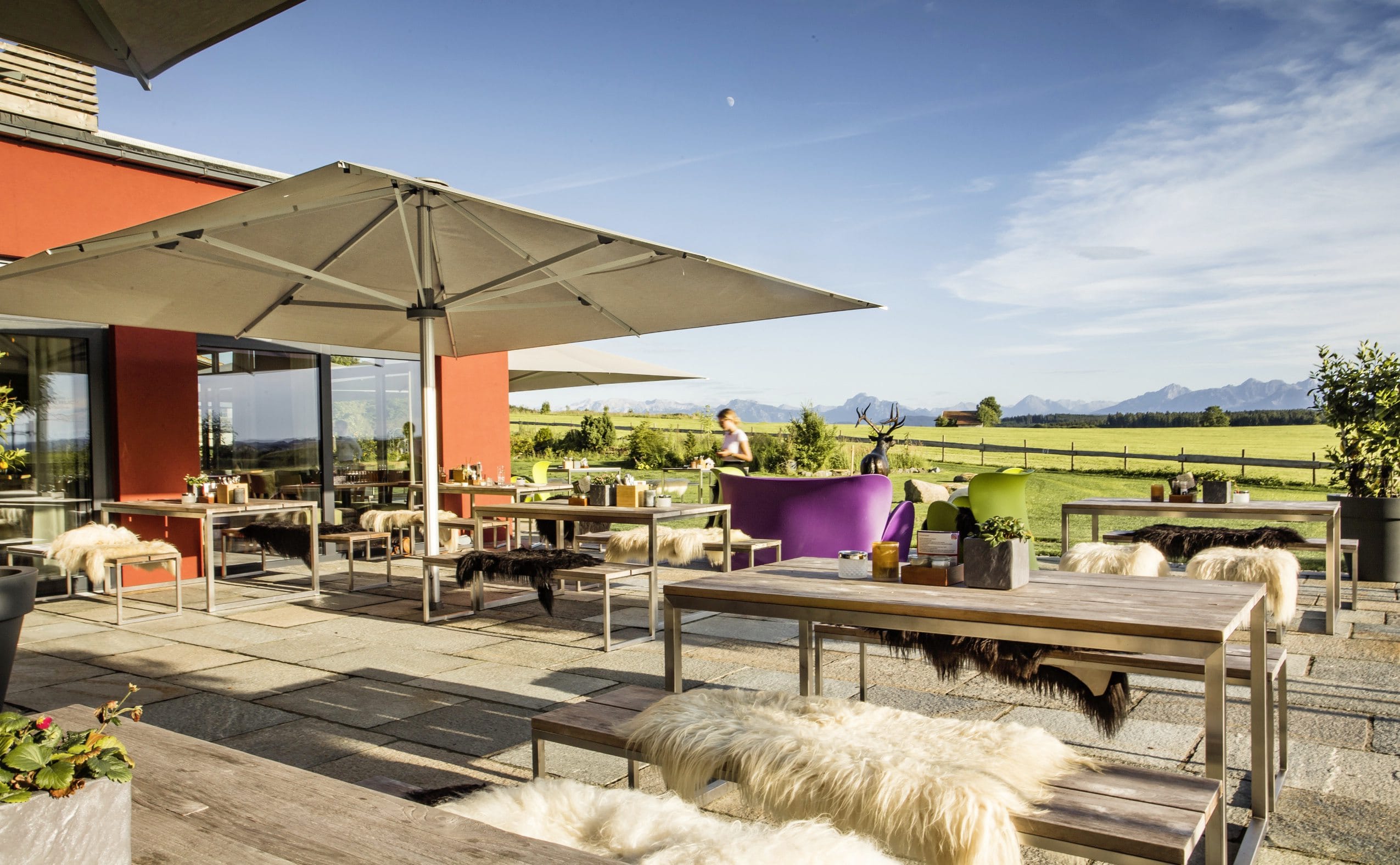Terrasse mit geöffneten Sonnenschirmen und Panoramablick im Sommer