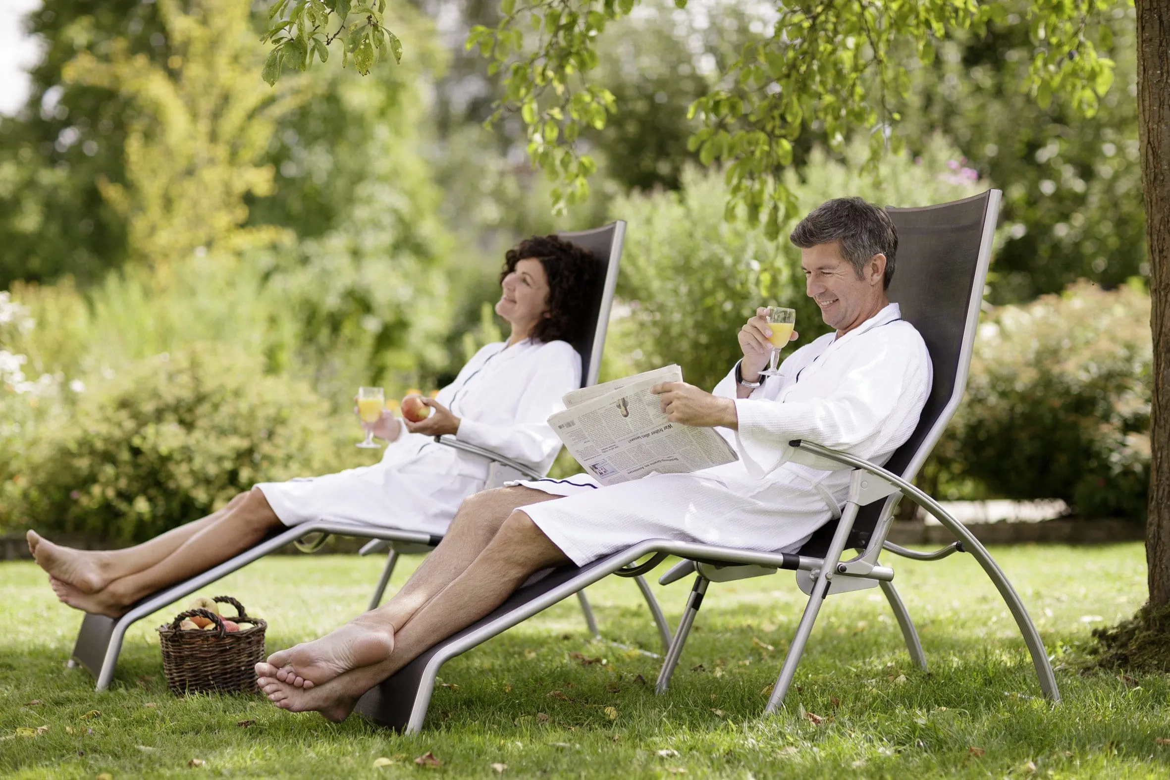 P&auml;rchen auf Gartenliegen im Garten des Kneipp-Hotels KurOase im Kloster