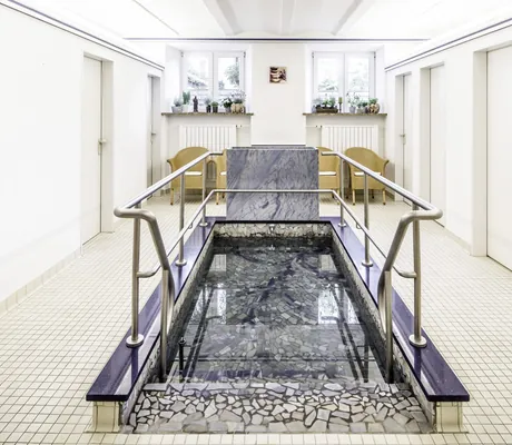 Kneippsaal in der KurOase im Kloster mit Wassertretbecken