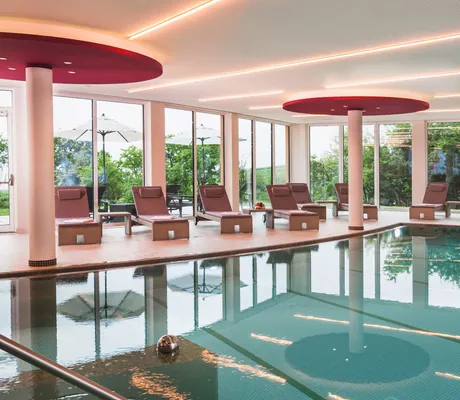 Indoorpool mit roten Kreisen an der Decke im Alte Rebschule