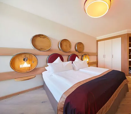 Doppelzimmer mit Bierfässern an der Wand im Alte Rebschule