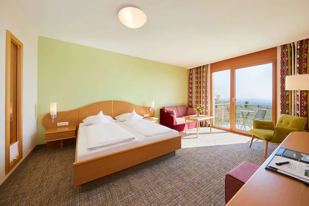 Dopplezimmer mit grüner Rückwand und Blick auf Weinreben im Alte Rebschule