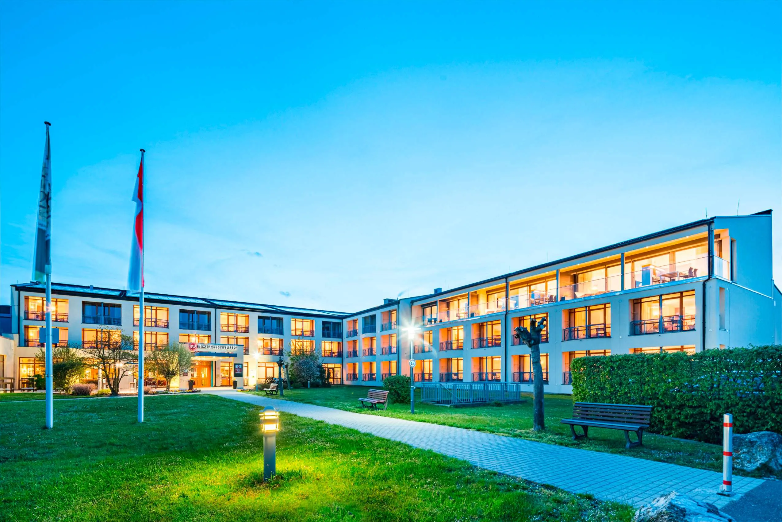 Außenansicht in der Dämmerung mit beleuchteten Fenstern im Best Western Kurhotel an der Obermain Therme