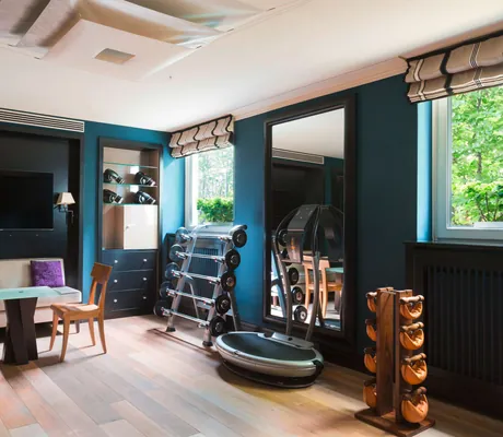 Fitnessraum mit Hanteln und Sitzecke in Brenners Park-Hotel