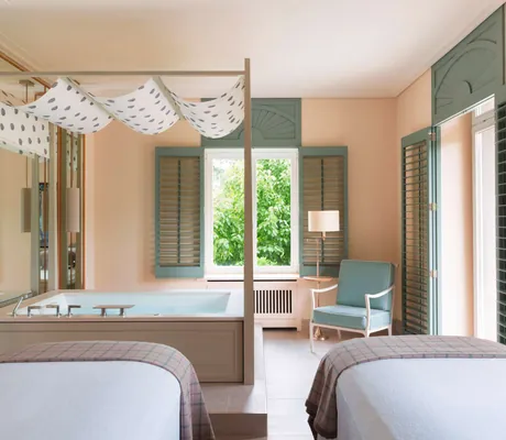 Behandlungsraum mit zwei Liegen und Doppel-Whirlwanne in Brenners Park-Hotel