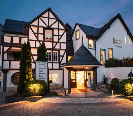 Fachwerkfassade und Eingangsbereich der Halfenstube