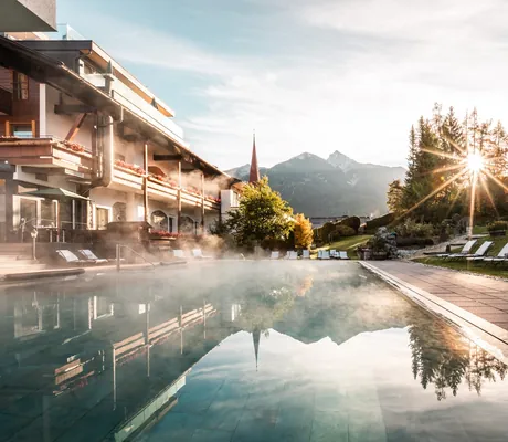 Infinity-Outdoorpool mit Blick auf den Kirchturm im Klosterbräu