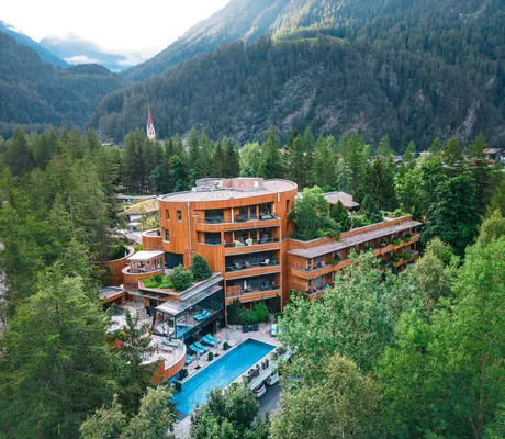 Gesamtansicht des in den Wald gebauten Naturhotel Waldklause