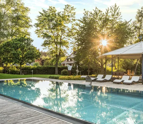 Außenpool mit riesigem weißen Sonnenschirm im Parkhotel Adler
