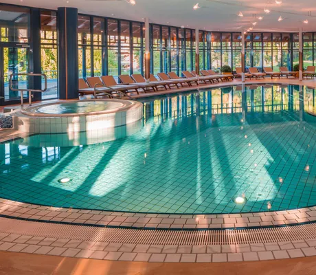 runder Innenpool mit Glasfassade im Parkhotel Adler