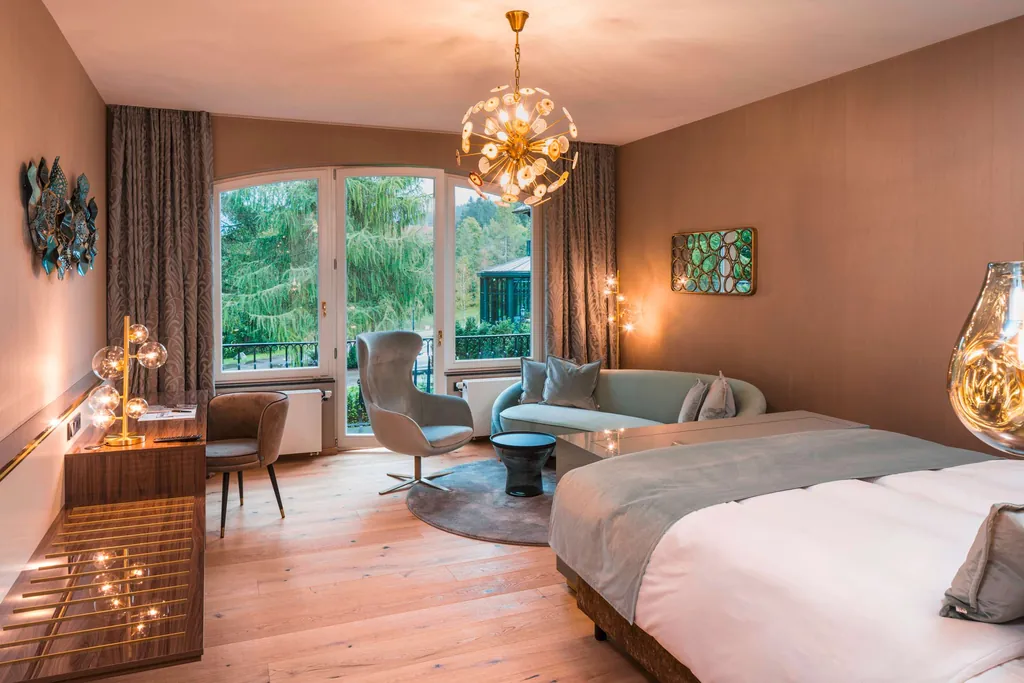 altrosa gestrichenes Zimmer mit Blumenlampe im Parkhotel Adler