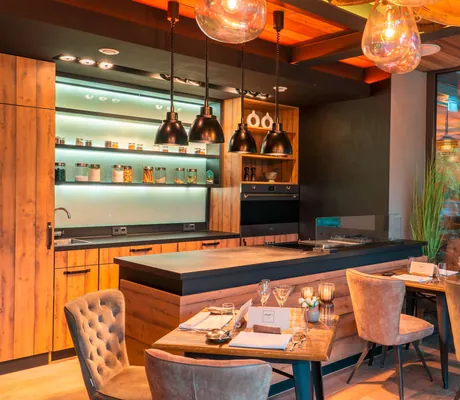 Fine Dining im Josephs mit schwarzen Hängeleuchten im Romantischer Winkel