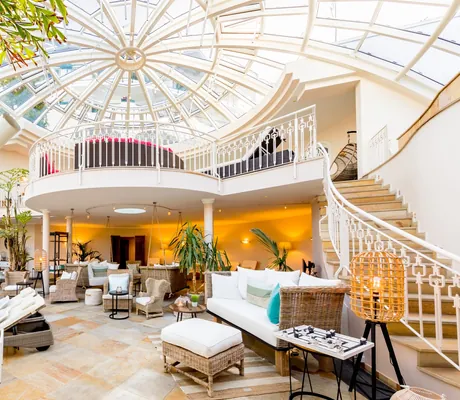 Galerie mit Glaskuppel mit Ruheliegen im Romantischer Winkel