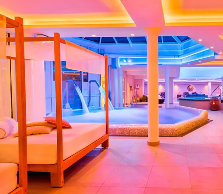 Indoorpool-Breich mit Daybeds und Liegen im Romantischer Winkel