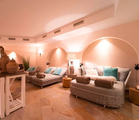 Korbliegen mit türkisen und braunen Kissen im Ruheraum des Romantischer Winkel