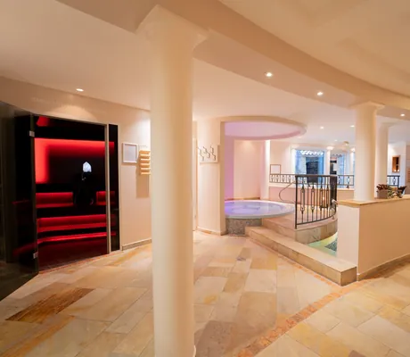 Saunalandschaft mit Whirpool und Blick in die Sauna im Romantischer Winkel