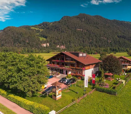 Außenansicht mit großem Garten Hotel Salzano