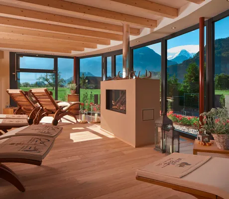 Blick vom runden Ruheraum auf Garten und Berge im Hotel Salzano