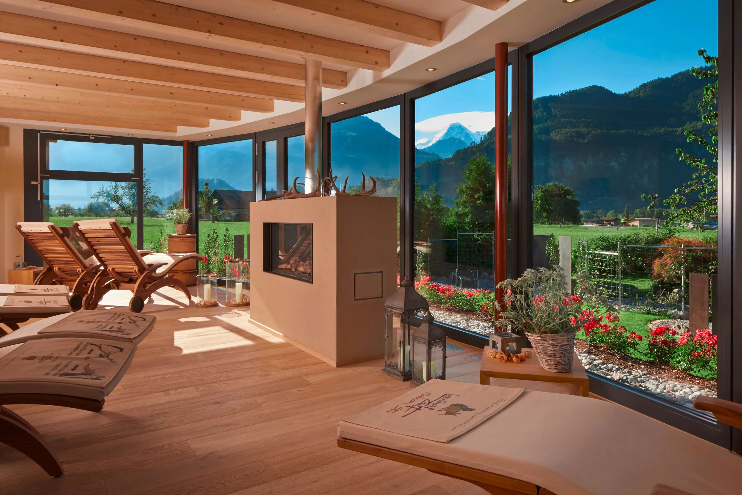 Blick vom runden Ruheraum auf Garten und Berge im Hotel Salzano