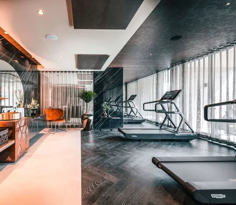 Fitnessraum mit riesigem runden Spiegel im Quellenhof See Lodge