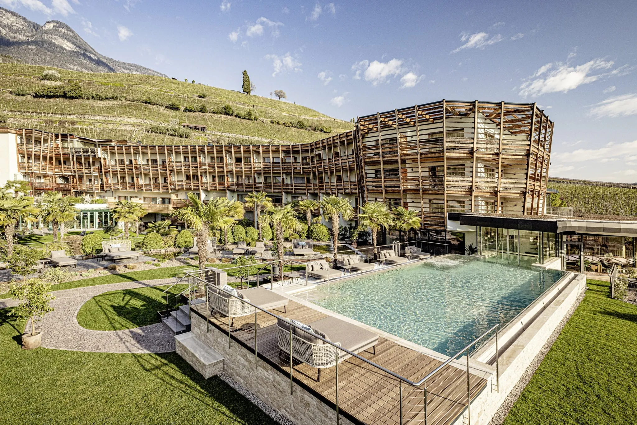 Fassade mit Holzstreben und Outdoorpool im SEELEITEN - Lake Spa Hotel