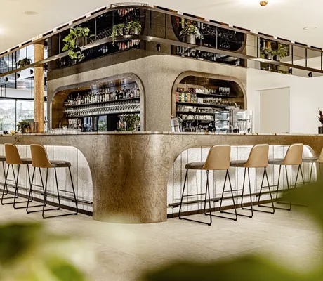 Bar mit braunen Hochstühlen im SEELEITEN - Lake Spa Hotel