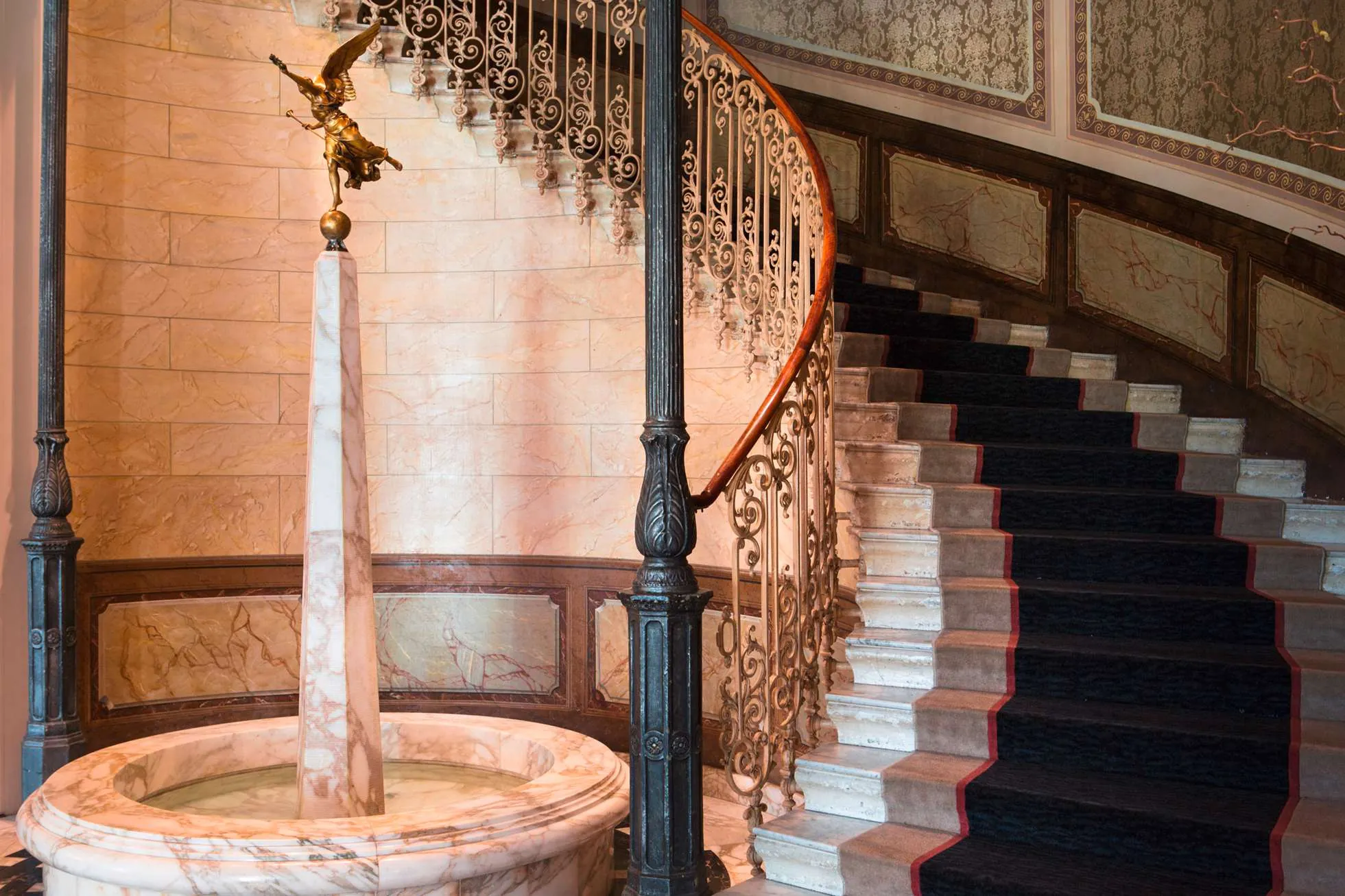 imposanter Treppenaufgang mit Brunnen davor im Victoria-Jungfrau