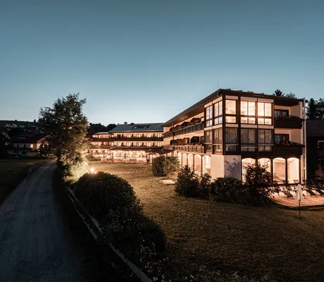 Außenansicht auf das Wellnesshotel Mittelburg im Allgäu bei Nacht