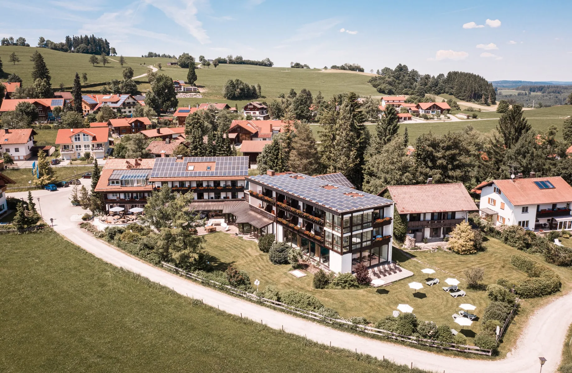 Luftaufnahme des Wellnesshotel Mittelburg im Allgäu im Sommer