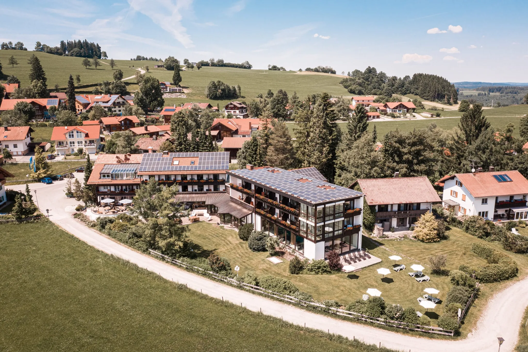 Luftaufnahme des Wellnesshotel Mittelburg im Allgäu im Sommer