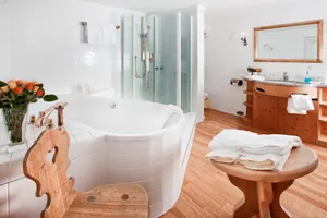 Badzimmer mit Badewanne im Wellnesshotel Mittelburg