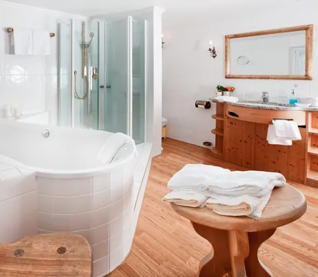 Badzimmer mit Badewanne im Wellnesshotel Mittelburg