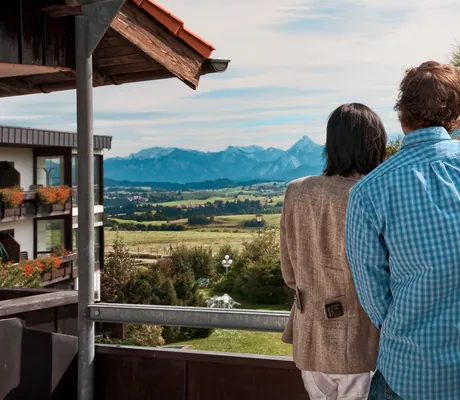 Eine Frau und ein Mann stehen auf der Dachterrasse des Wellnesshotel Mittelburg