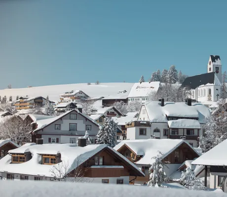 Das schneebedeckte Dorf Mittelburg im Allgäu