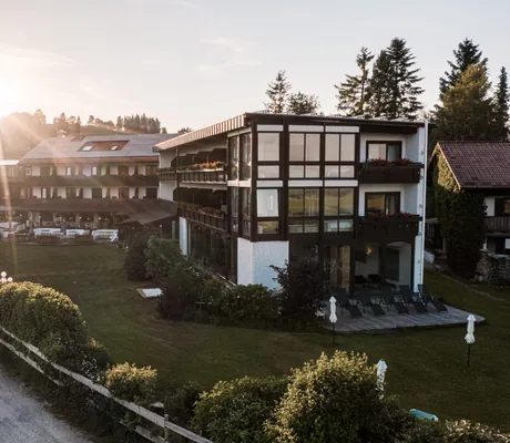 Blick auf den Garten des Wellnesshotel Mittelburg im Allgäu bei Sonnenuntergang