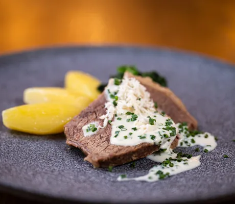 Ein Gericht mit Fleisch und Kartoffeln im Restaurant des Wellnesshotel Mittelburg