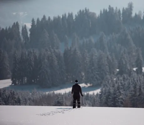 Ein Mann beim Schneeschuhwandern unweit vom Wellnesshotel Mittelburg im Allgäu