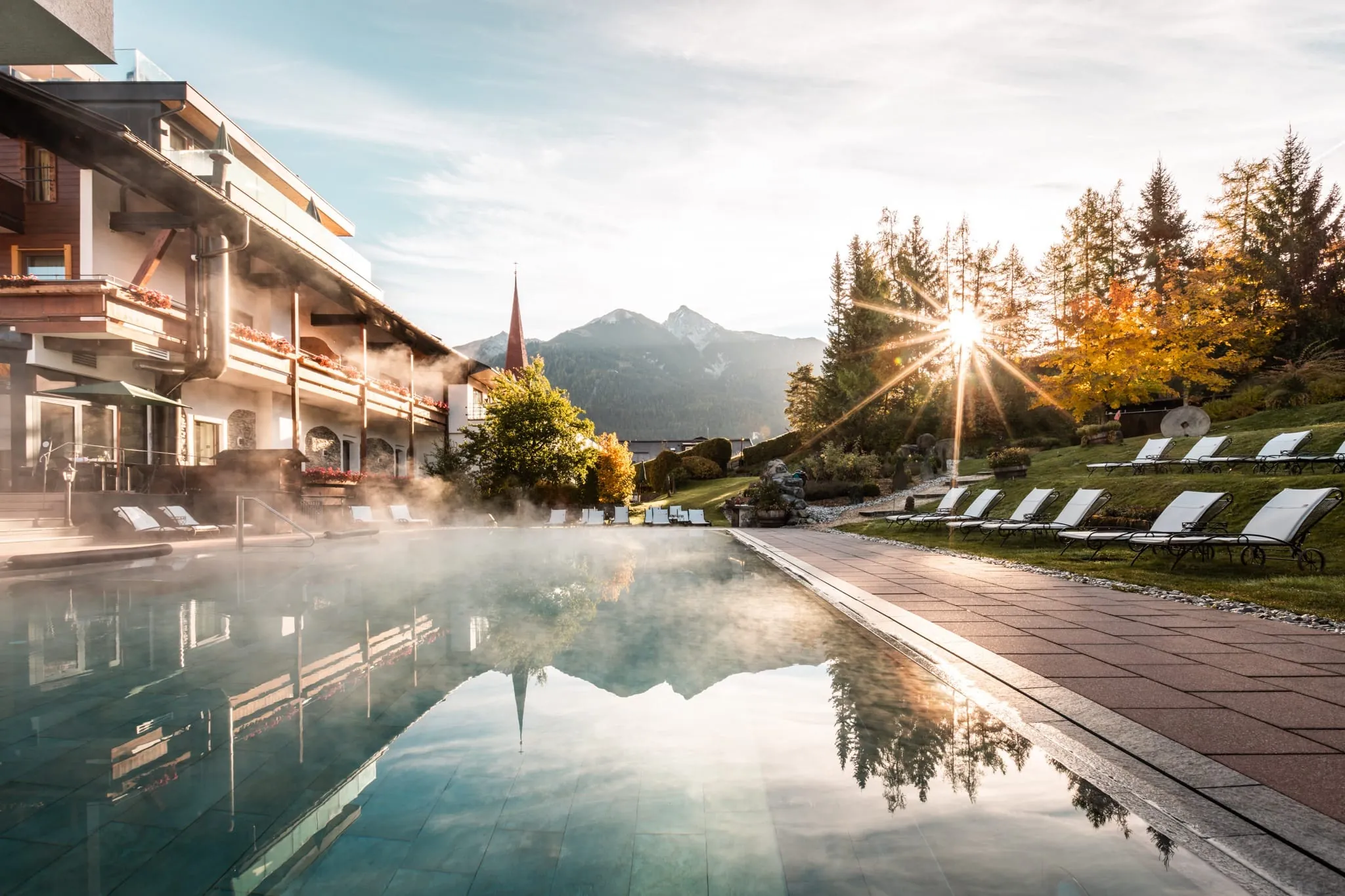 Außenpool mit Bergblick im Wellnesshotel Klosterbräu in Tirol