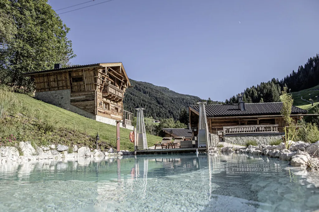 Der Außenpool des Bergdorf Prechtlgut in Österreich