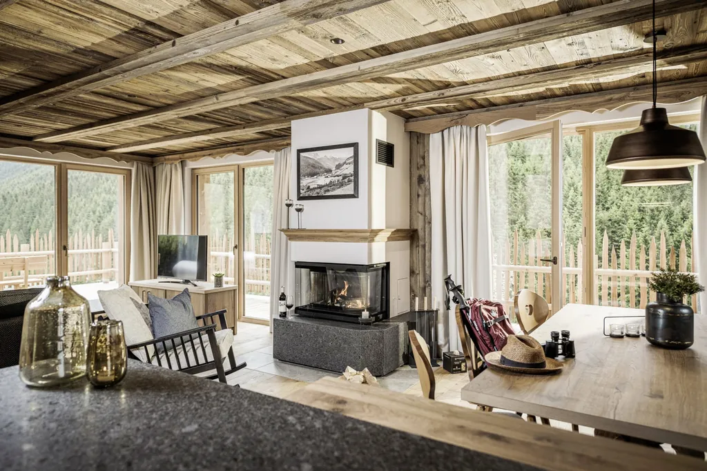 Blick in ein Wohnzimmer eines Chalets im Farm Resort Geislerhof