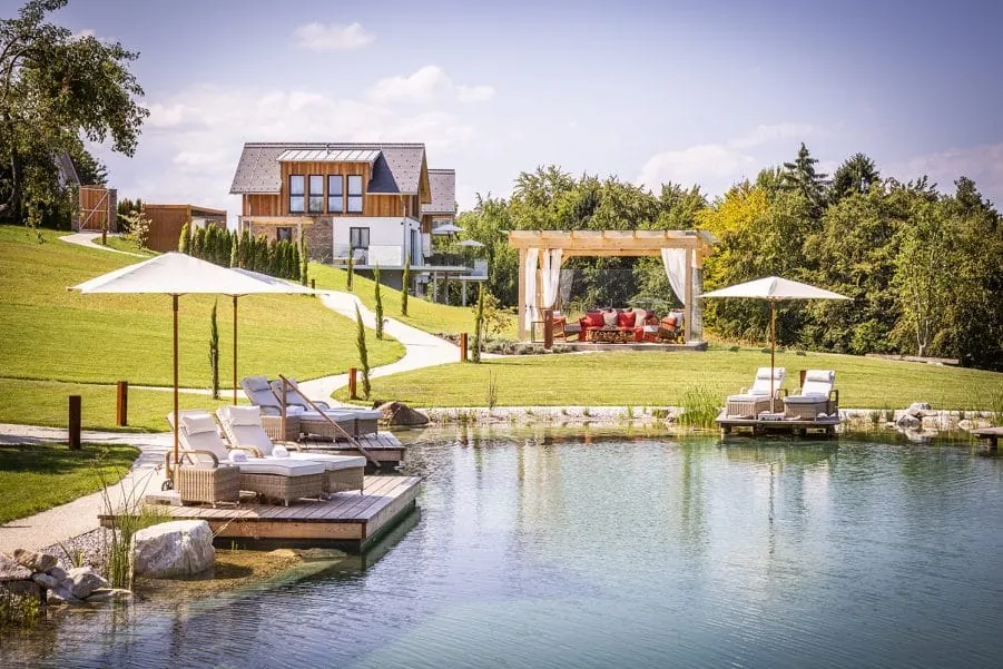 Der Garten des Golden Hill in Österreich mit Naturbadeteich und Liegen