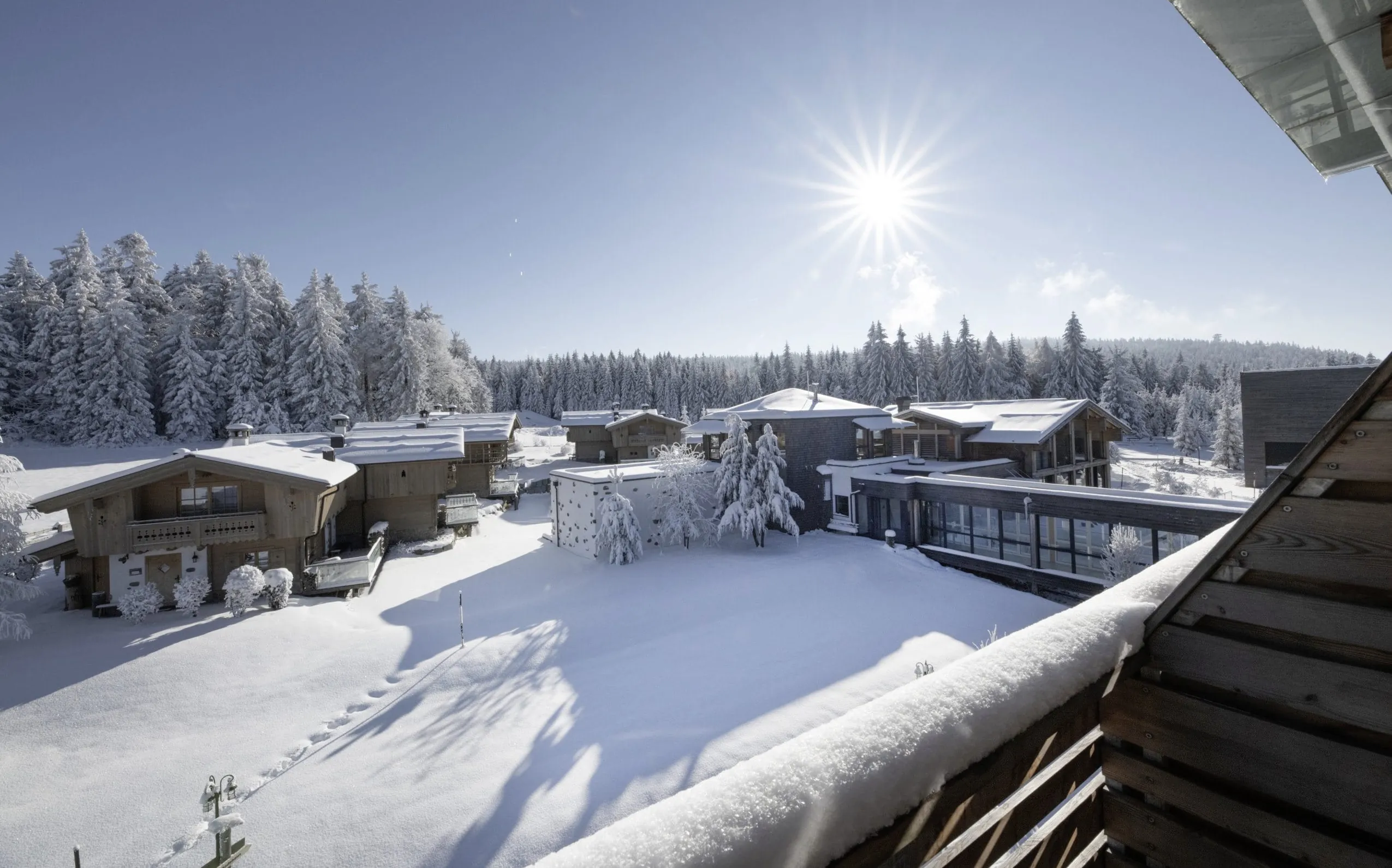 Blick vom Balkon eines Chalets im INNs HOLZ Chaletdorf in Österreich
