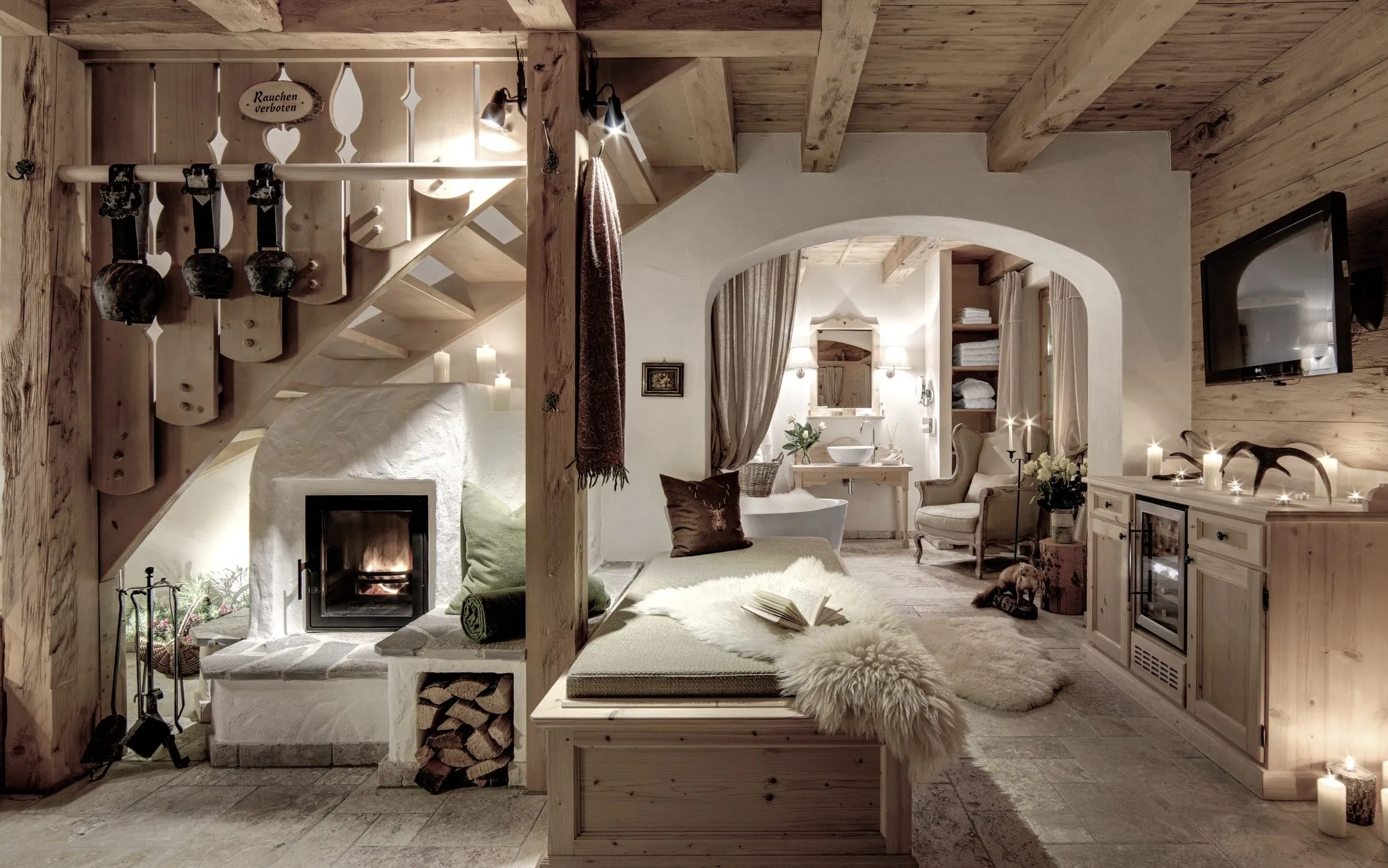 Der Wohnraum eines Chalets im INNs HOLZ Chaletdorf