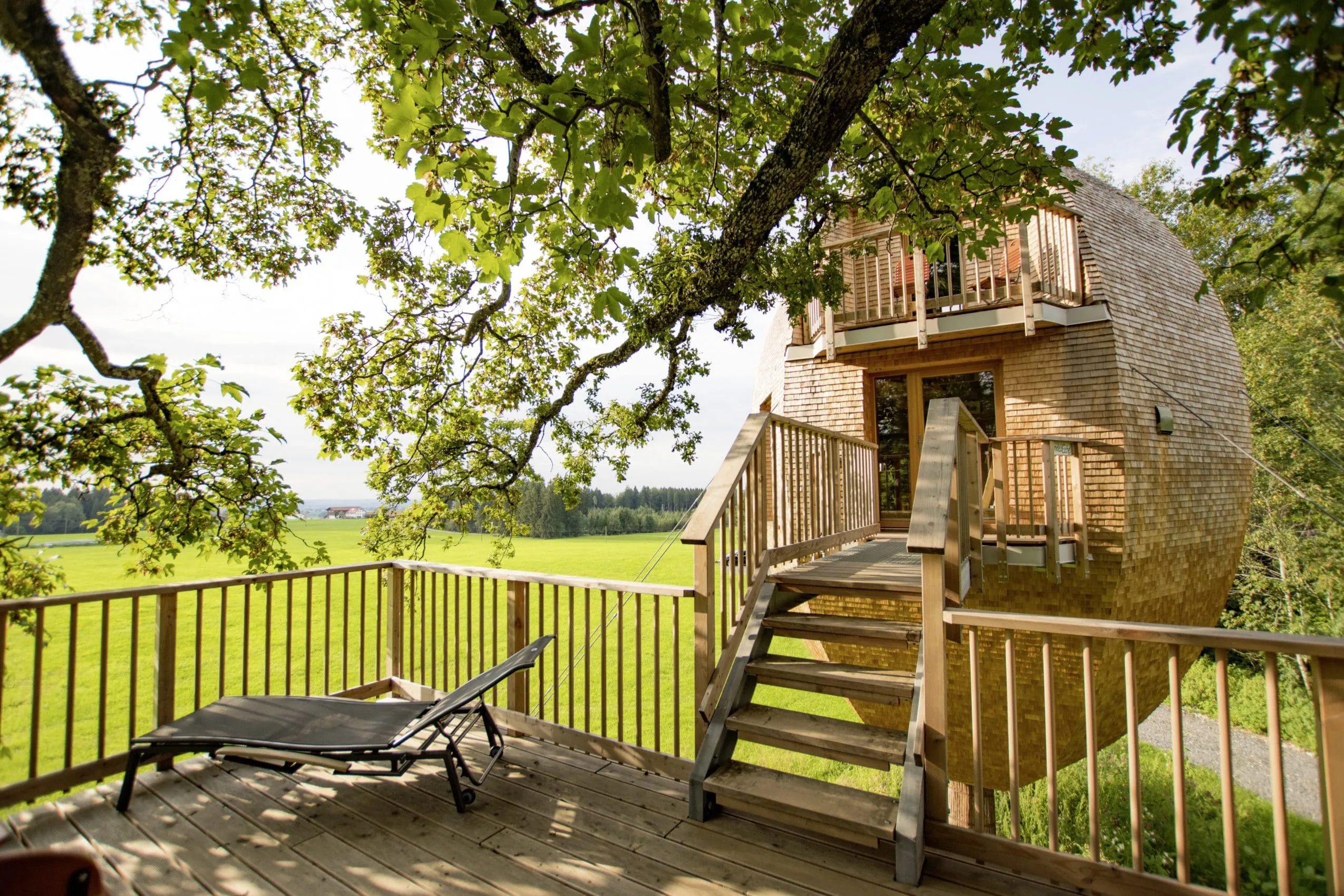 Baumhaus in Eiform mit Terrasse im Baumhaushotel Allg&auml;u